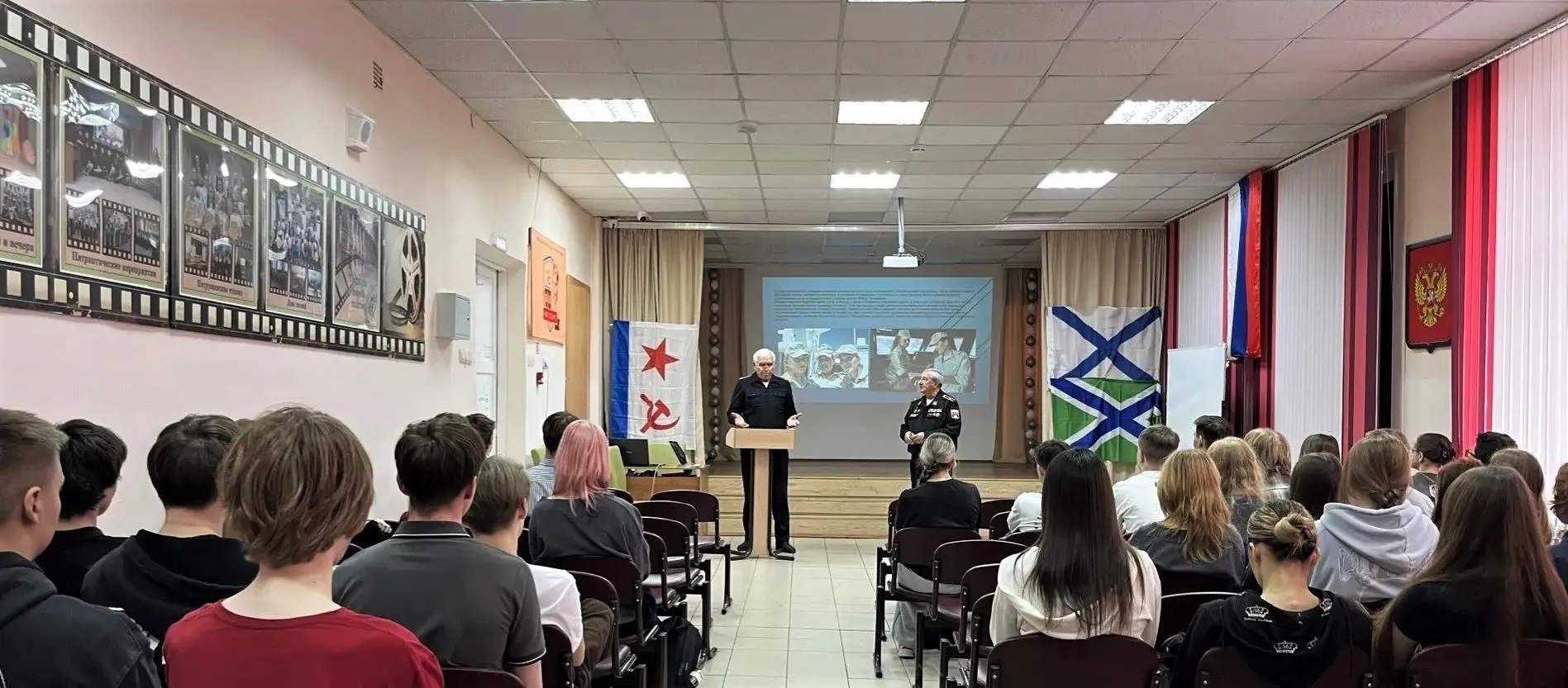 На снимке (слева направо): капитан 2 ранга в отставке Владимир Гонцов и капитан 3 ранга в отставке Юрий Малых на встрече со старшеклассниками средней школы №16 имени Альберта Лиханова.