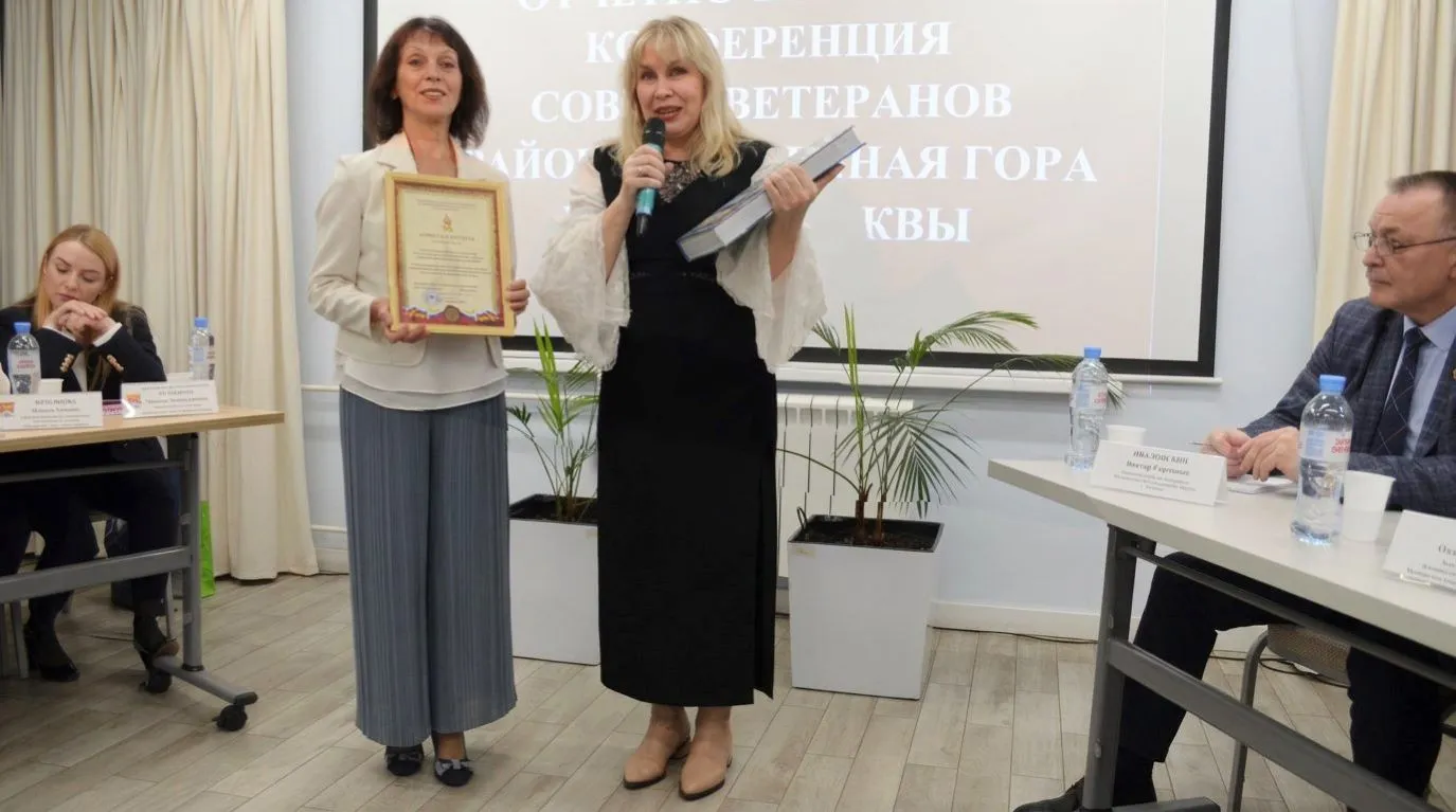 На снимке (слева направо): председатель Совета ветеранов района Соколиная гора Восточного административного округа Москвы Наталья Толмачёва и  помощник председателя Российского фонда ветеранов Маргарита Сидорова.
