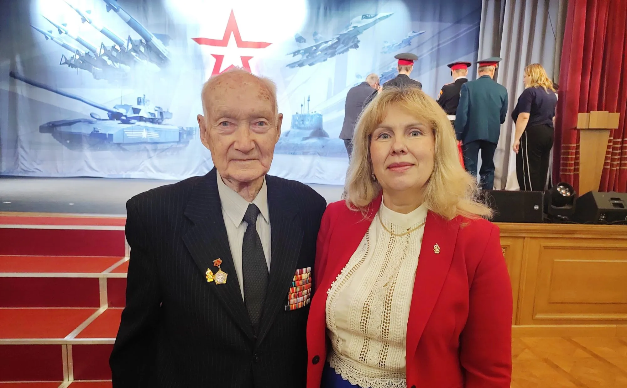 На снимке: Маргарита Сидорова с участником Великой Отечественной войны полковником в отставке Кириллом Семёновым.