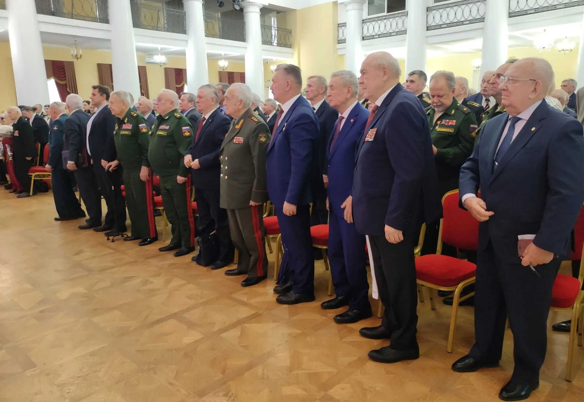 На снимке: встреча генералами и офицерами знамённой группы.