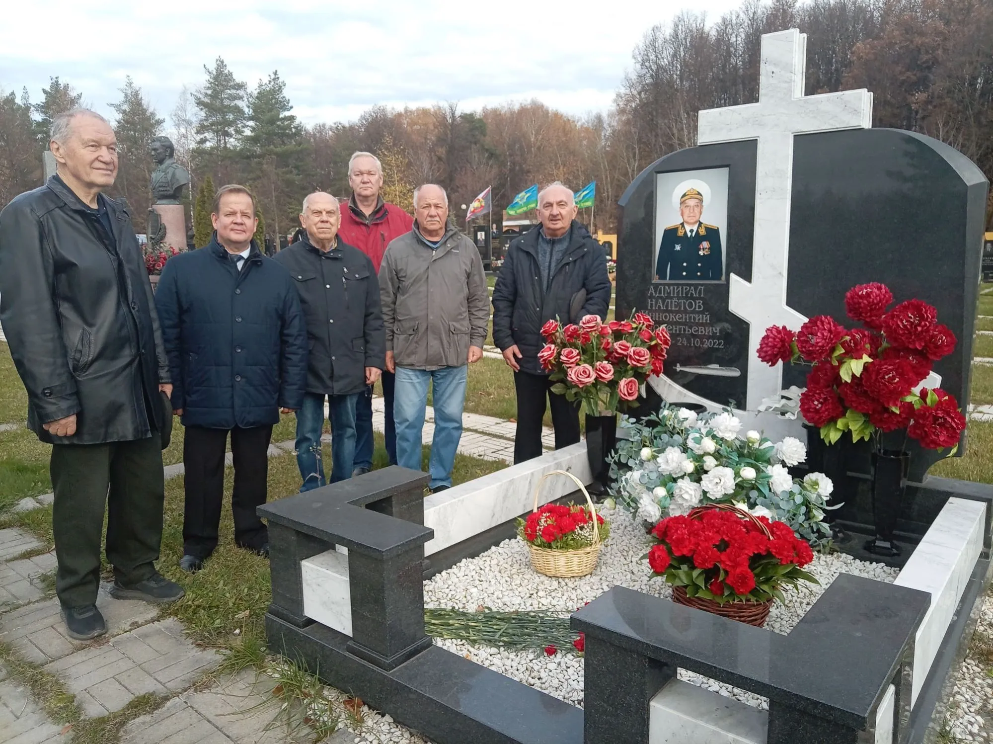 На снимке: посещение места захоронения второго председателя Российского фонда ветеранов адмирала И.И. Налётова.
