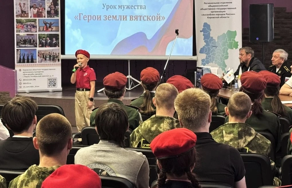 На снимке: самый маленький участник Андрей Шулепов исполняет песню «Моя армия»